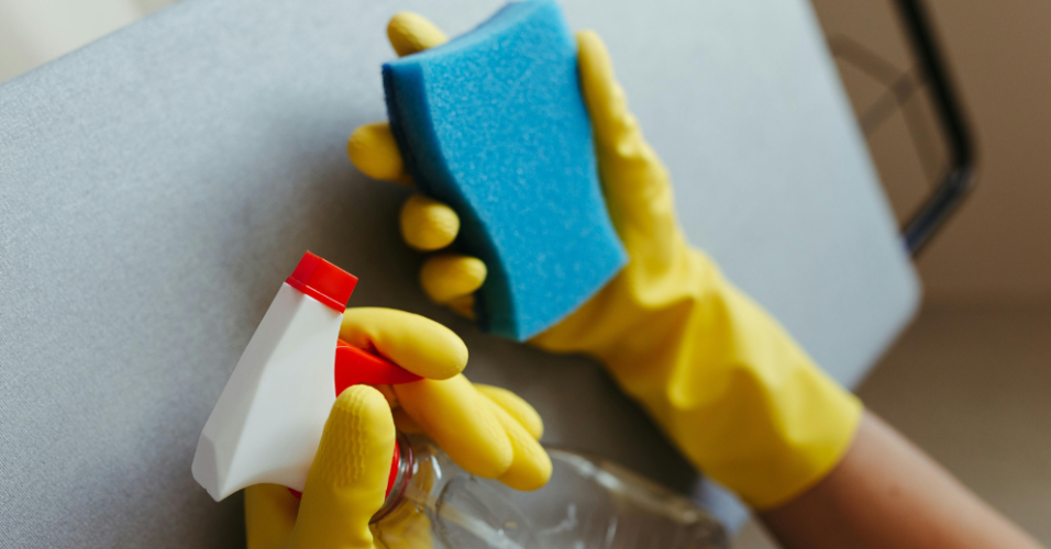 How to Clean Office Desk and Reclaim Your Workspace